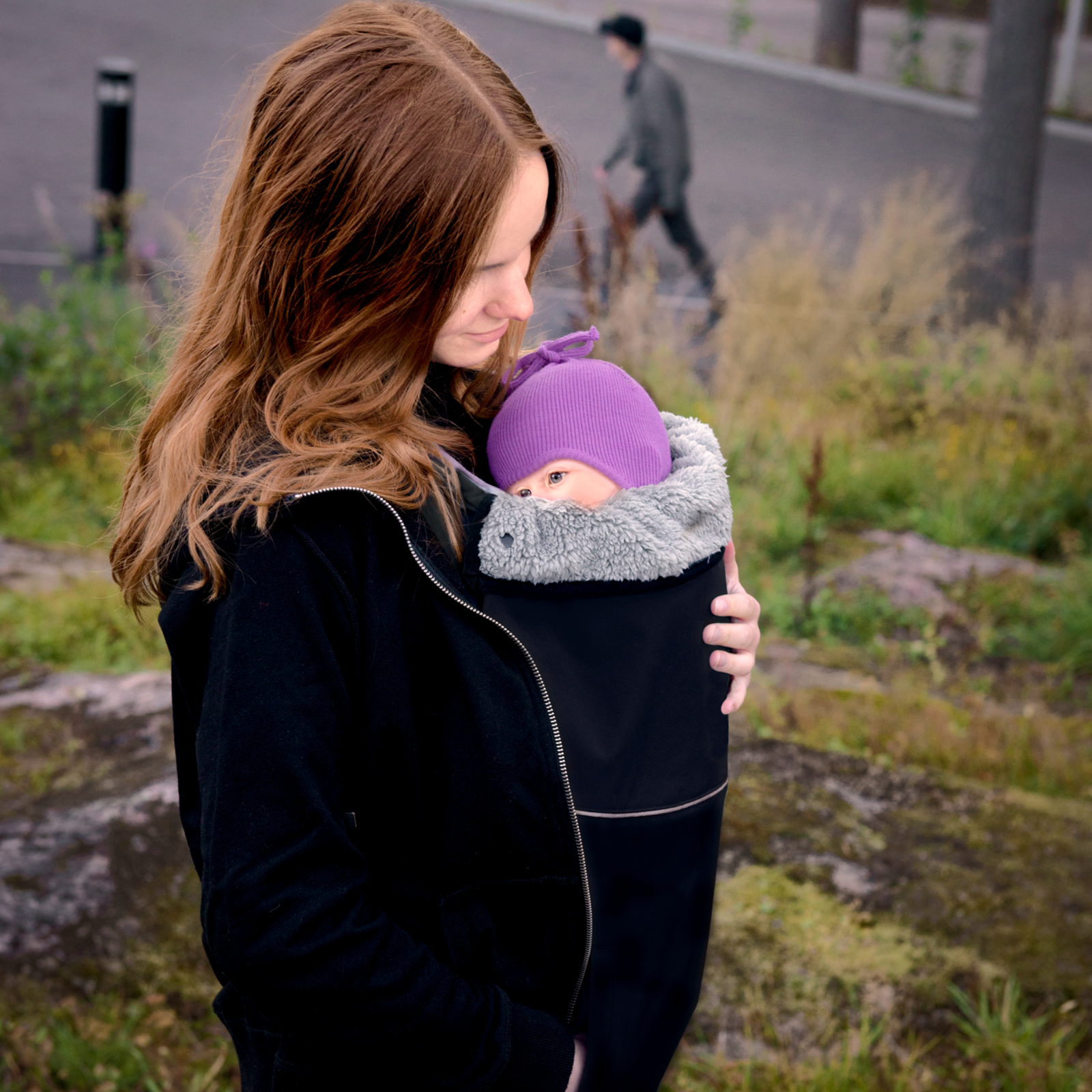 MaM Carry Cove Deluxe Softshell Flex Black / Rock Grey carrying picture with mother and baby