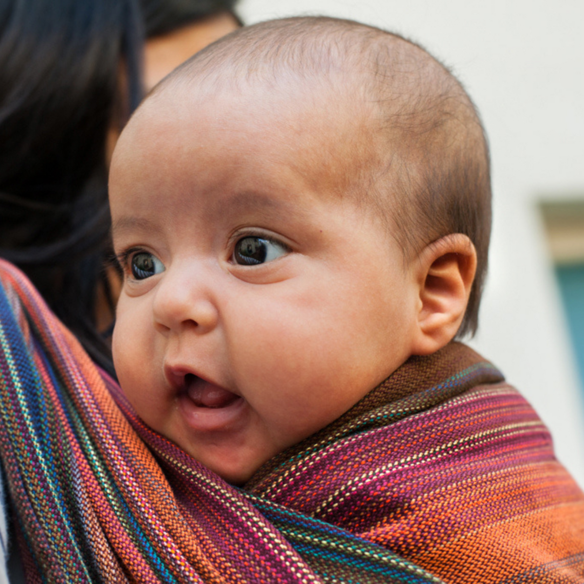Tragetuch Sierra von Girasol Tragebild mit süßem Baby