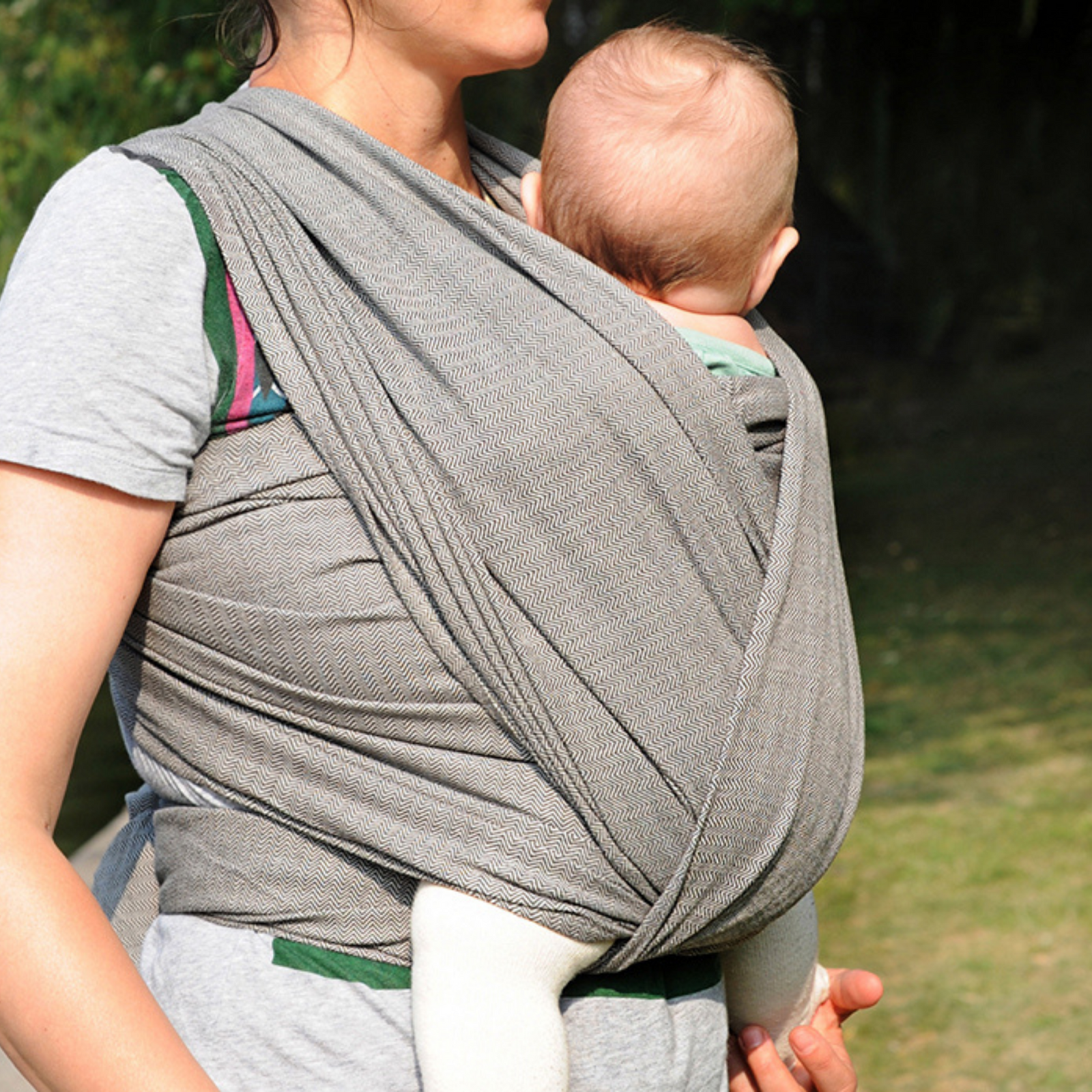 Tragetuch Grau Fischgrat von Girasol Tragebild