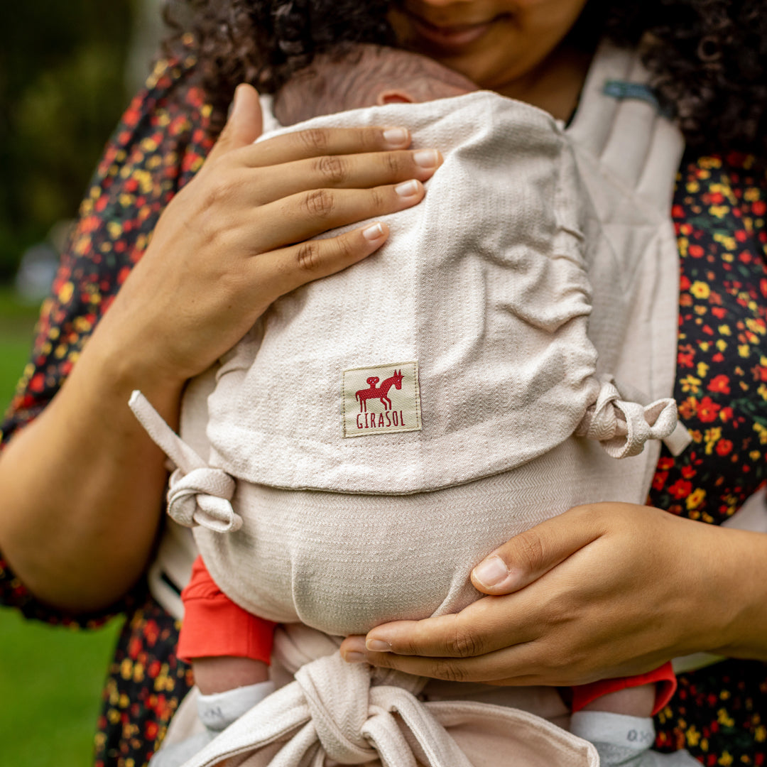 MySol Rosy Pepper inniges Tragebild mit kleinem Baby