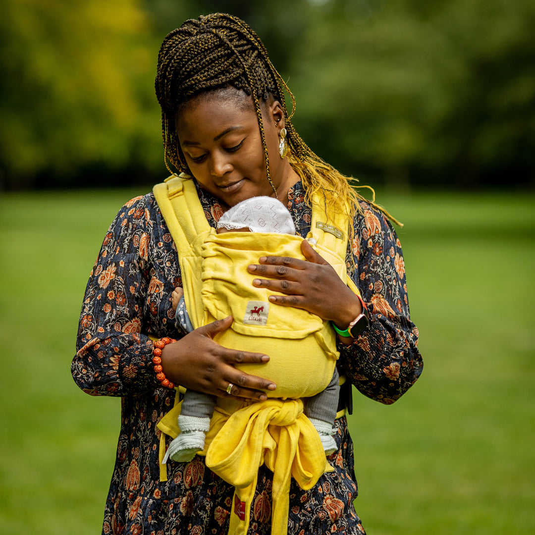 MySol Fresh Marigold Babytrage mit Mama und Neugeborenem