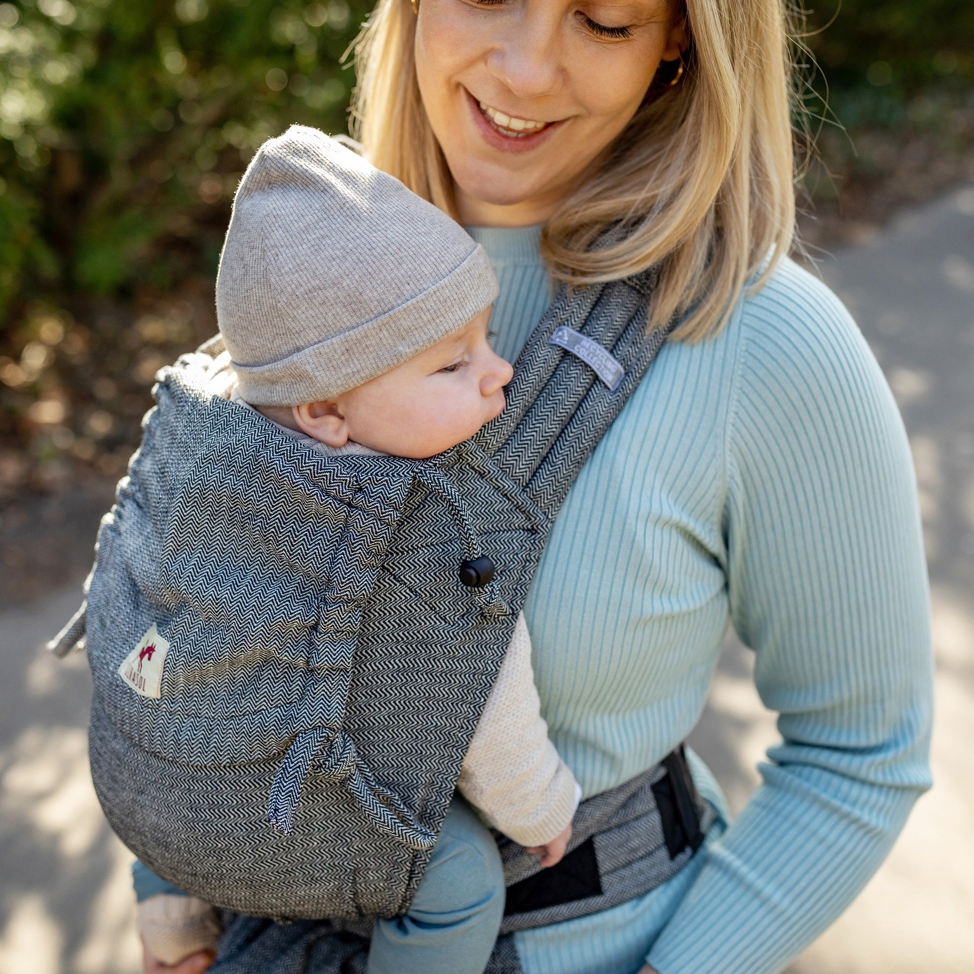 Babytrage Tweed Tragebild Mysol mit süßem Baby