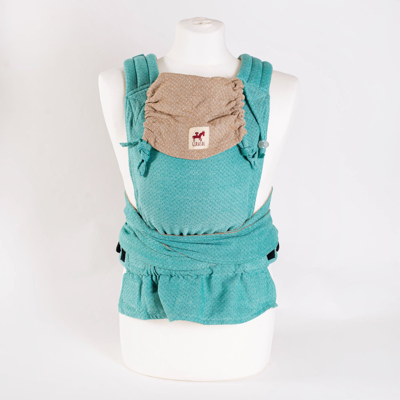 MySol Caribe schönes Tragebild Frau mit braunen Haaren, süßes Baby in der Trage